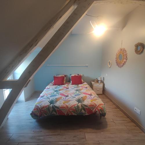 une chambre avec un lit dans un grenier dans l'établissement Maison vacances, proche Beauval, à Lye
