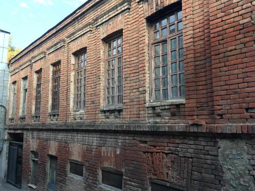 - un vieux bâtiment en briques avec de nombreuses fenêtres dans l'établissement Mtkvari side, à Tbilissi