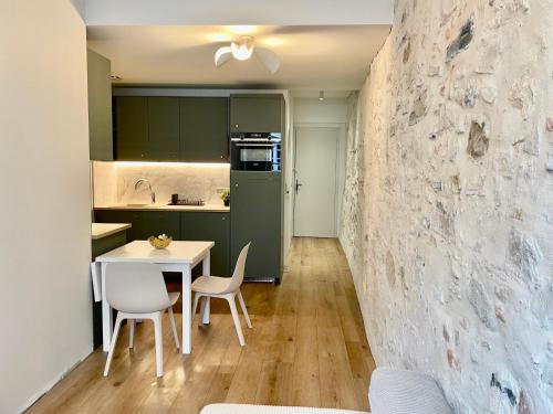 uma cozinha e sala de jantar com mesa e cadeiras em Appartement hyper centre 2 chambres em Baiona