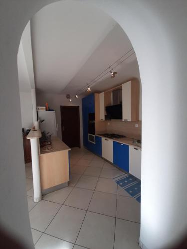 a kitchen with an archway in a room at Casa Ofelia in Colledimezzo