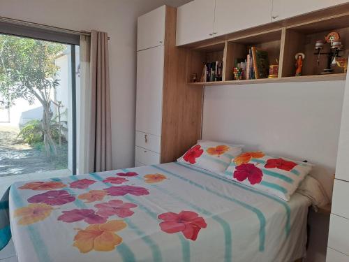 una camera da letto con un letto fiorito di Chambre indépendante climatisée, terrasse 100M2 et salle d'eau a Saint-Cyr-sur-Mer