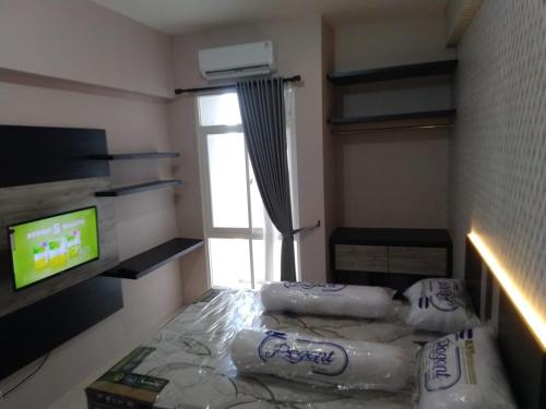 En eller flere senge i et værelse på Full Furnished Studio Apartment Bale Hinggil Surabaya