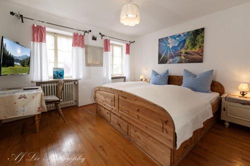 una camera con un grande letto in legno di Pension Karner a Mittenwald