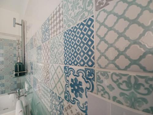 a bathroom with blue and white tiles on the wall at due stanzulelle sul mare B&B in Salerno