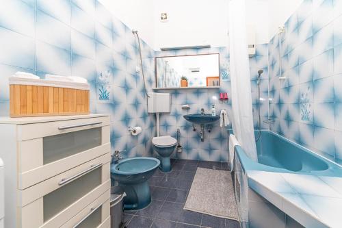 ein Badezimmer mit einem WC, einem Waschbecken und einer Badewanne in der Unterkunft Apartments Iskra in Split