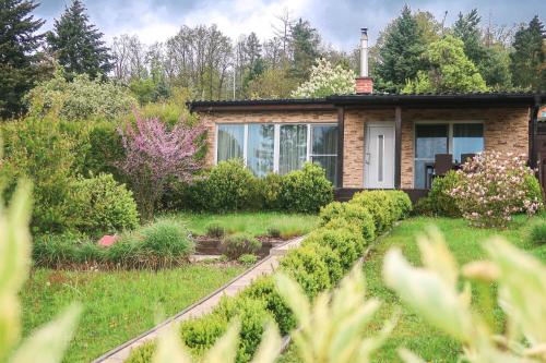 una casa con un jardín delante de ella en Sweet Home, en Příchovice