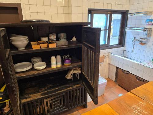 Kuchyňa alebo kuchynka v ubytovaní OLD WOW老屋瓦共享民宿Hostel 桃園市民宿074號
