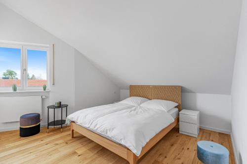 um quarto branco com uma cama e uma janela em HOT! Design Loft (Messe 18min, A8 3min, A95 4min) em Ottobrunn