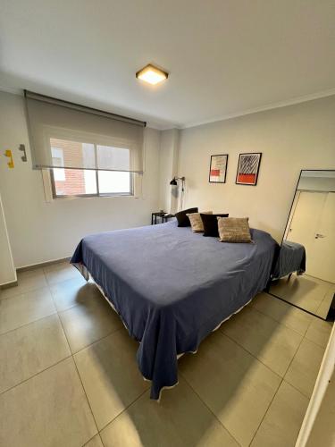 1 dormitorio con 1 cama azul grande en una habitación en Dpto Obispo I - Frape Dptos en Córdoba