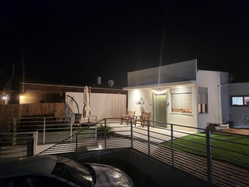 a view of a house at night at בצל ההר in Ein Tamar 