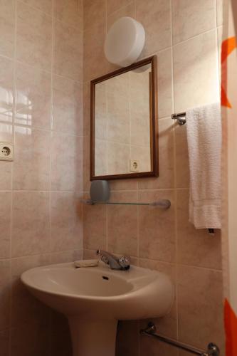 サン・ペードロ・ド・スーにあるAL Vila Linaのバスルーム(洗面台、鏡付)