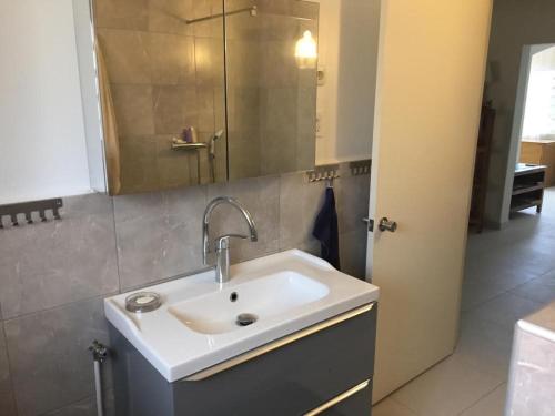 Ένα μπάνιο στο 30 Kas Di Mi Sonjo