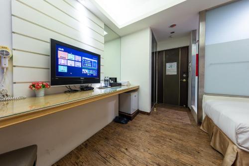 TV a/nebo společenská místnost v ubytování Newrise Hotel