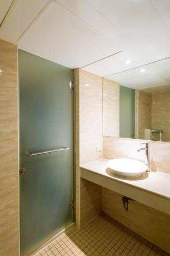 Koupelna v ubytování Newrise Hotel