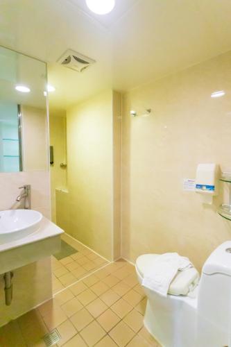 Koupelna v ubytování Newrise Hotel