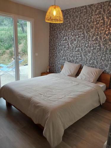 サレルヌにあるMaison Provençaleのベッドルーム1室(壁に大型ベッド1台付)