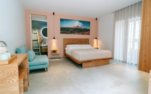 Etna Cottage Charming Bed and breakfast في نيكولوسي: غرفة نوم بسرير وكرسي ازرق