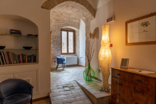 una sala de estar con una silla y un jarrón sobre una mesa en S. Martin Hotel, en Giovinazzo