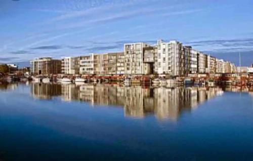 un gran complejo de apartamentos sobre un cuerpo de agua en Canal view In City en Copenhague