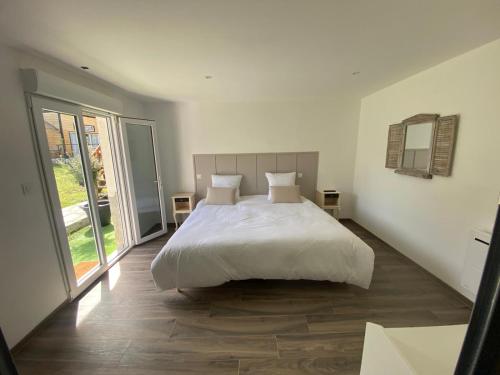 NernierにあるLa villaのベッドルーム(白いベッド1台、大きな窓付)