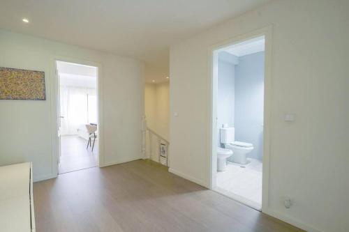 a white room with a toilet and a bathroom at Stunning Duplex in Amadora in Amadora