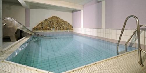 uma piscina interior com piscina em Apartment 05 - Ferienresidenz Roseneck, 2 Schlafzimmer, mit Schwimmbad in Todtnauberg bei Feldberg em Todtnauberg