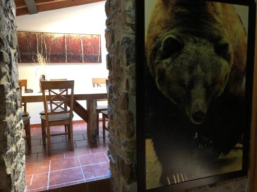 uma fotografia de um urso na parede de um quarto em Hotel Restaurante La Navaliega em Oviedo
