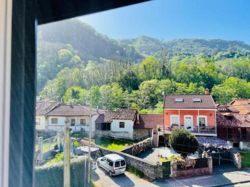 uma vista a partir de uma janela de uma cidade com casas em Hotel Restaurante La Navaliega em Oviedo
