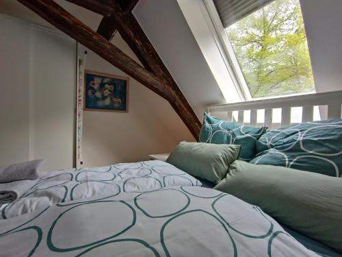 1 Schlafzimmer mit 2 Betten und einem Fenster in der Unterkunft Dachwohnung am Schlosspark in Wiesbaden