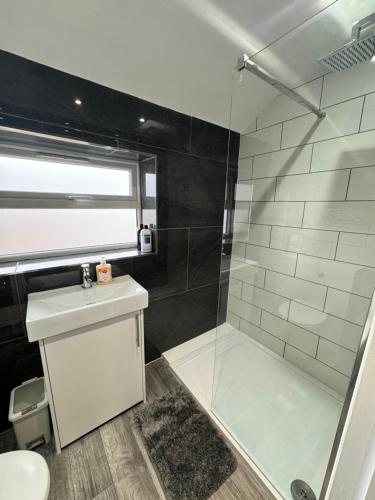 een badkamer met een douche en een wastafel bij Cosy Budget Room in Beckenham