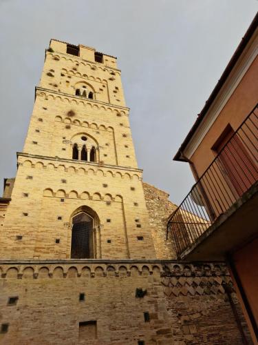 een hoog gebouw met een klokkentoren erop bij Casa via Garibaldi in Lanciano