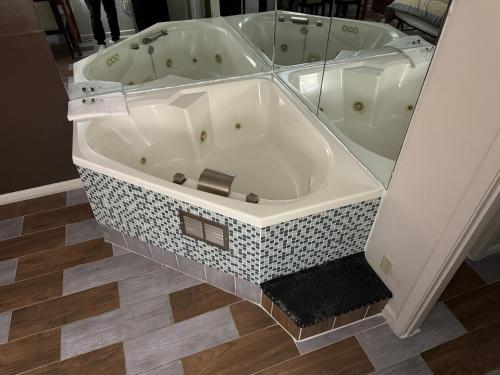 a jacuzzi tub in a room with a floor at Country Club Inn & Suites in Fostoria