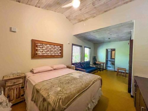 1 dormitorio con 1 cama grande en una habitación en Casa do Lord - Natú en Mata de Sao Joao