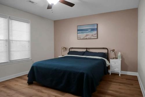 um quarto com uma cama e uma ventoinha de tecto em The McPherson em Charleston