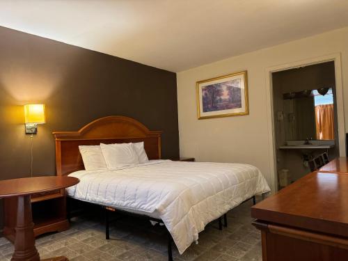 Postel nebo postele na pokoji v ubytování Country Club Inn & Suites
