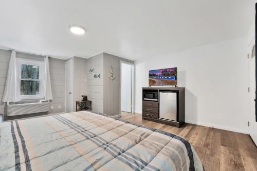 霍頓湖的住宿－Standard King - Room 1，一间白色卧室,配有床和电视