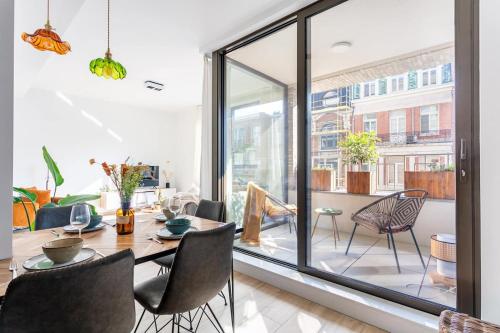 - une salle à manger avec une table et des chaises dans l'établissement Deluxe apartment suite with terrace, à Anvers