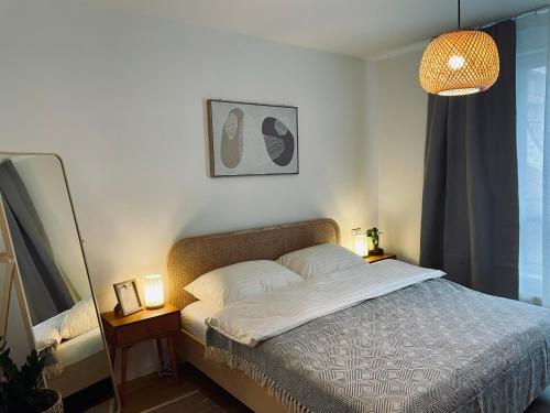 科希策的住宿－Apartment Kasarenske namestie，一间卧室配有一张床、两盏灯和一个窗户。