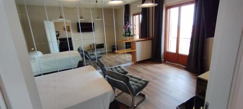 モノーポリにあるGlamour suiteのテーブル、椅子、鏡が備わる客室です。