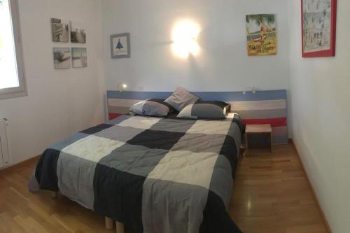 une chambre avec un lit avec une couette noire et blanche dans l'établissement Villa avec piscine dans la garrigue entre Narbonne et Méditerranée, à Armissan