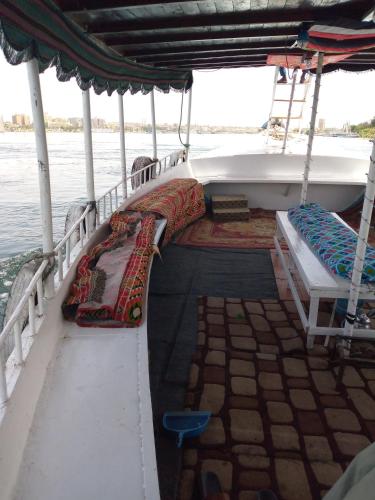 een boot met twee bedden aan de zijkant bij Ozzy Tourism in Aswan