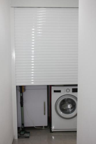 a washer and dryer in a room with a window at וילה במעיין in Gid‘ona