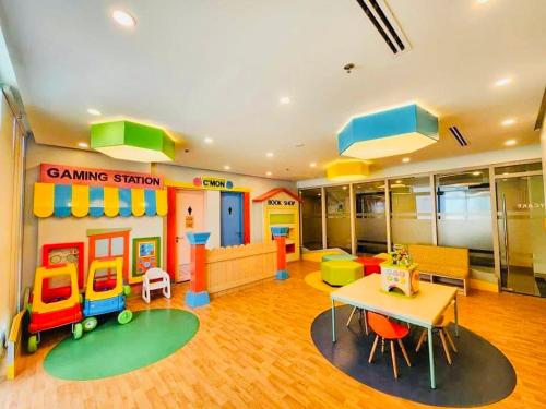 ein Kinderspielzimmer mit einem Spielzeugladen in der Unterkunft The Palladium Iloilo near Convention Center Studio unit with private balcony City View studio only in Iloilo City