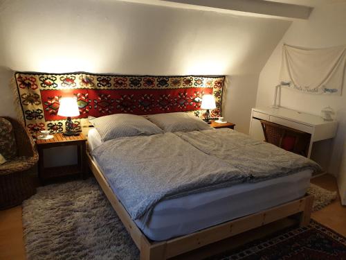 a bedroom with a bed with two tables and two lamps at Unser Obervolkacher Ferienhaus - Hideaway & Gartenoase mit Wohlfühlflair und Herz für Hunde in Volkach