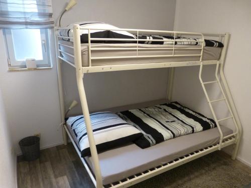Dos literas en una habitación con ventana. en Ferienwohnung Schön, en Münchenbernsdorf