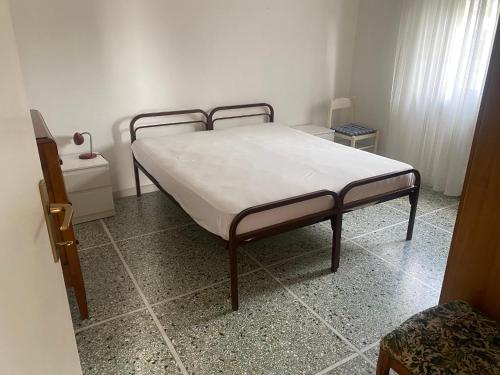 カランブローネにあるCasa al mareのベッドルーム1室(白いマットレス付きのベッド1台付)