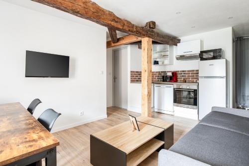 un salon avec un canapé et une table dans l'établissement Nationale 202 CahorsCityStay, à Cahors