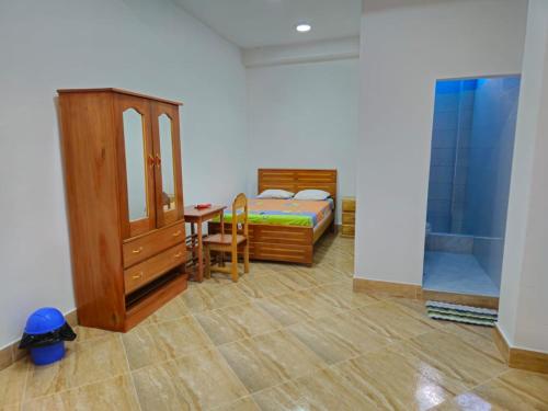 sypialnia z łóżkiem, szafką i stołem w obiekcie Rincón del Amazonas w mieście Iquitos