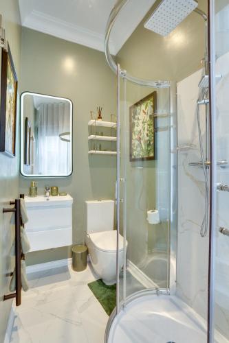 a bathroom with a shower and a toilet at Designer Retreat by Green Park in London