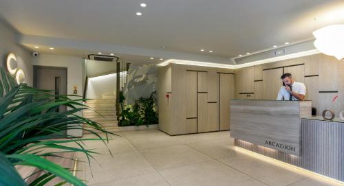 Lobi atau kawasan kaunter penerimaan di Arcadion Hotel